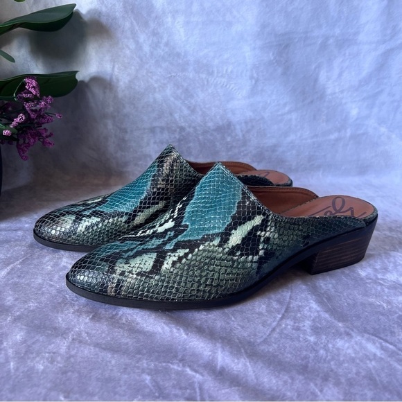 Zodiac Women's Quartz Clog Snake Print Teal Size 8 - Picture 3 of 10